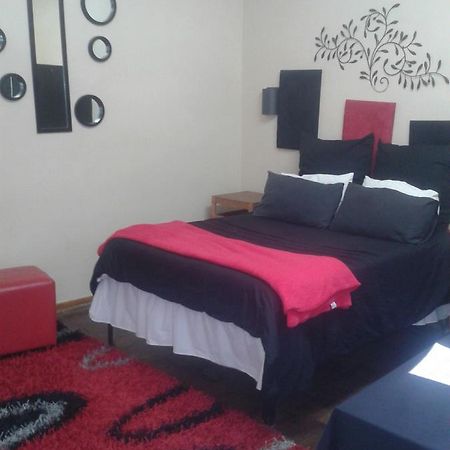 Larona Inn Мафикенг Экстерьер фото
