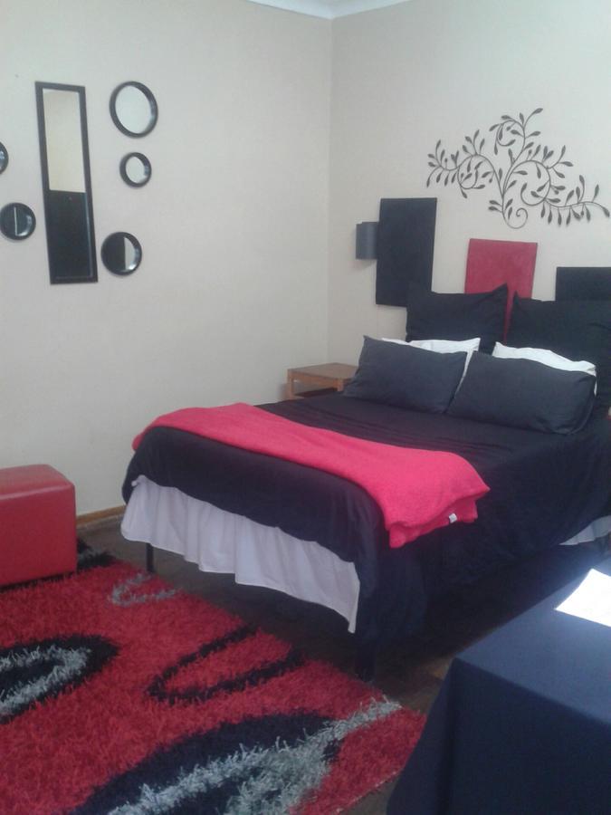 Larona Inn Мафикенг Экстерьер фото