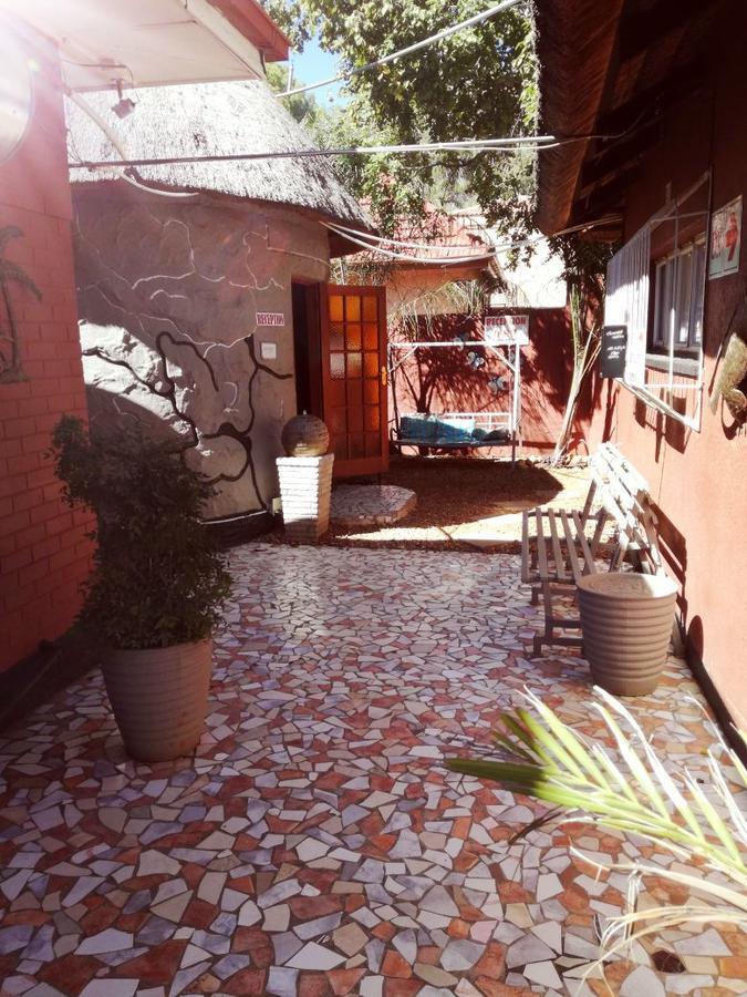 Larona Inn Мафикенг Экстерьер фото