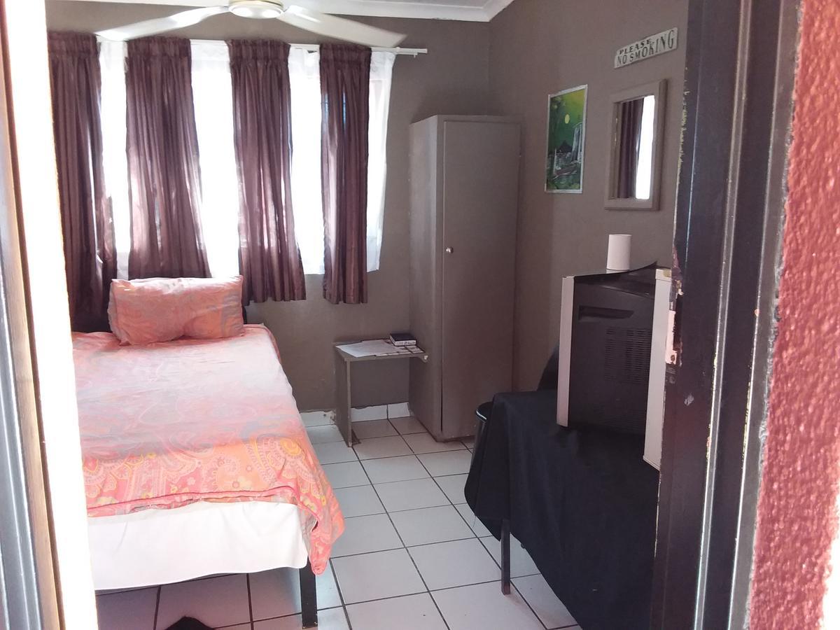 Larona Inn Мафикенг Экстерьер фото