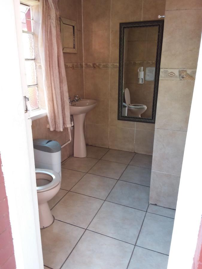 Larona Inn Мафикенг Экстерьер фото